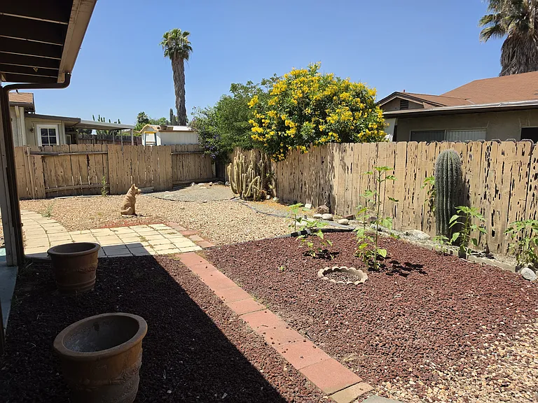 Corona St — Photo 25
