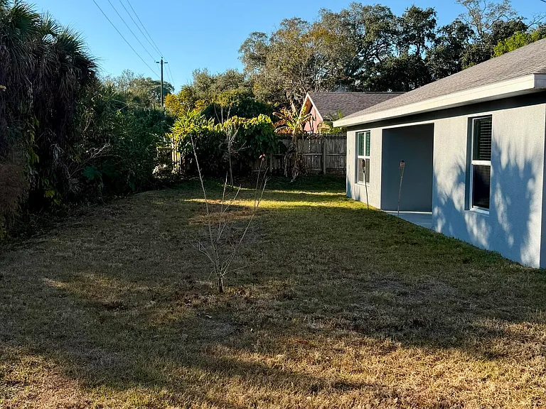 549 NE Como Ave — Photo 11