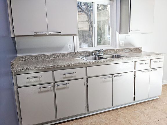 5th image of 2655 E Park Ln #B