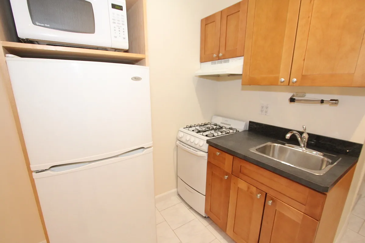 Building Photo - 315 W 14th St #2C