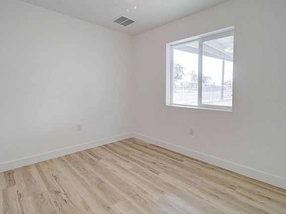 4th image of 2539 N 39th Ave