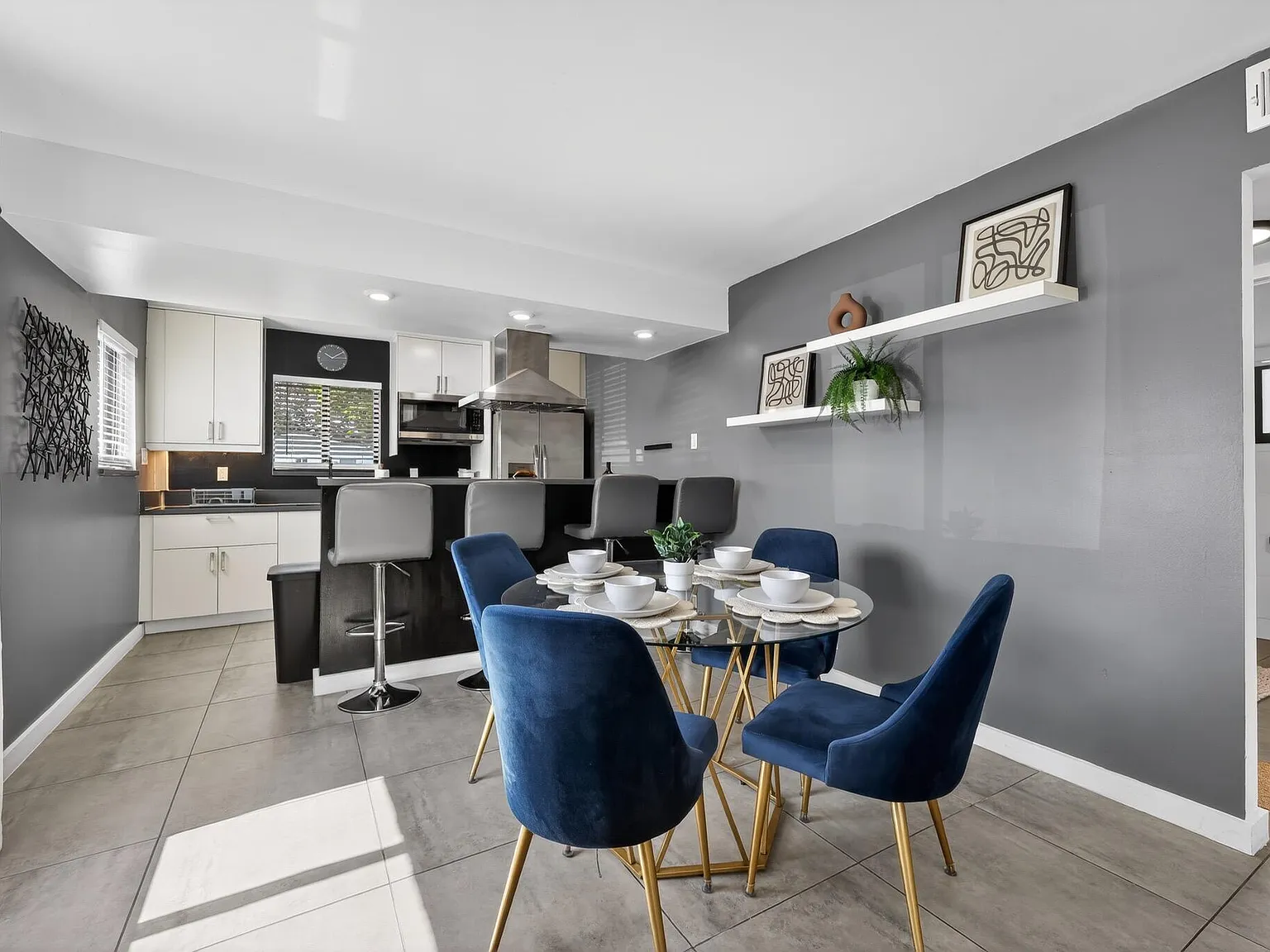 2 bed, 2.0 bath, 7130 sqft, $3,600 — Photo 3