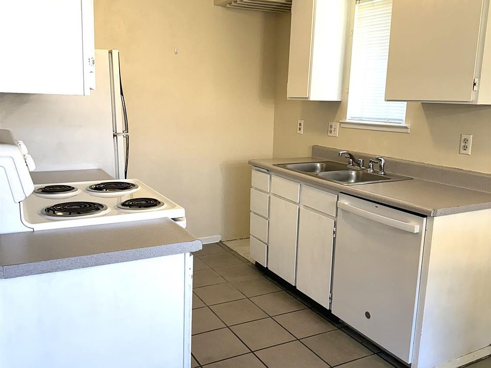 1st image of 1550 W Ashlan Ave APT 215