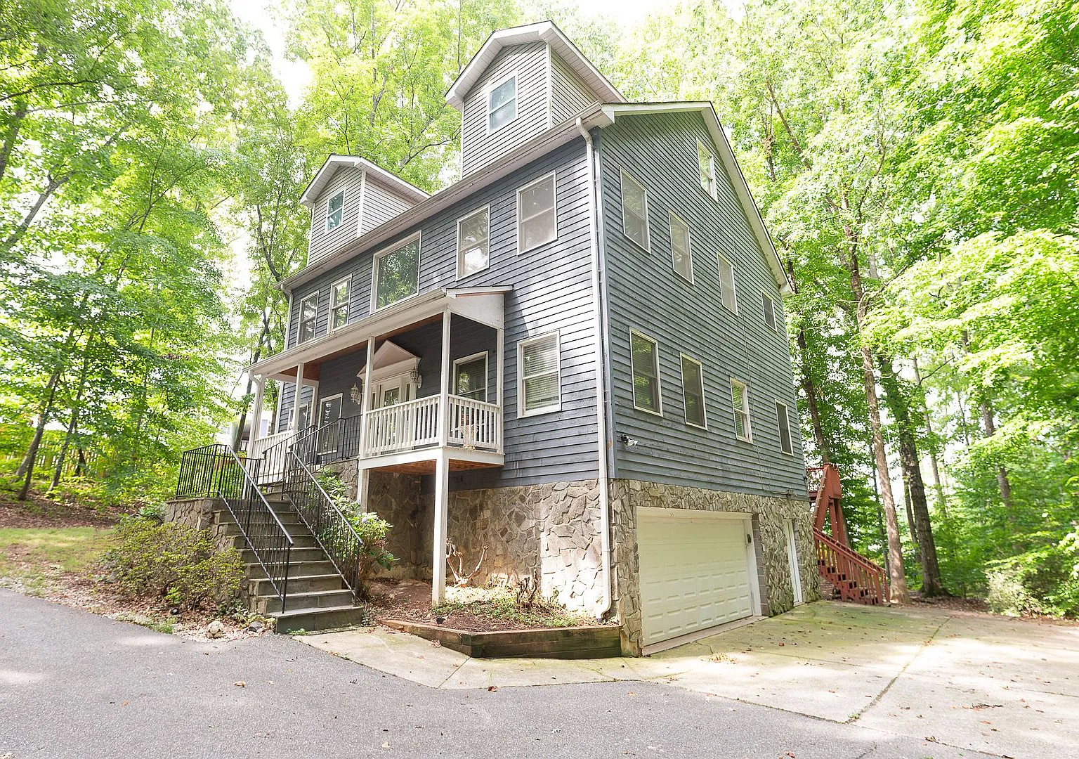 Spacious 3100 sq ft 3 bedroom 2.5 bath home on over 1.5 acres in Oak Ridge NC w/2 car garage — Photo 3