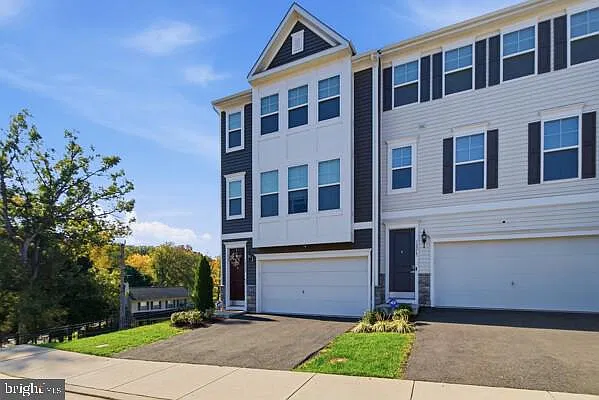 3 bed, 4.0 bath, 2320 sqft, $3,590 — Photo 3