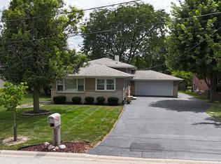 23 W 56th Pl, Westmont, IL 60559