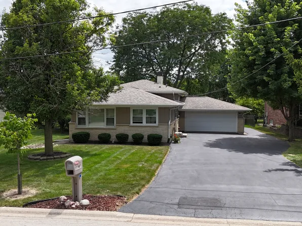 23 W 56th Pl, Westmont, IL 60559