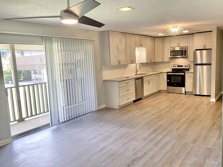 405 Marshall Ct NW — Photo 1