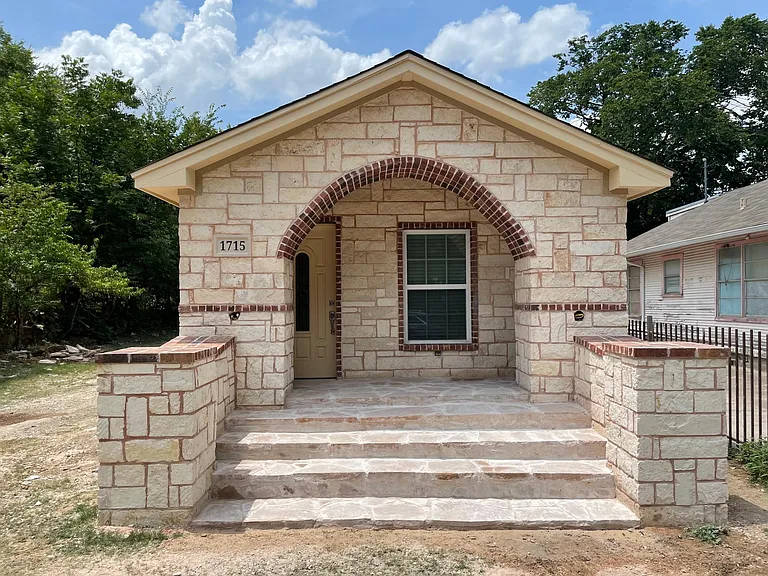 1715 Denver Ave — Photo 4