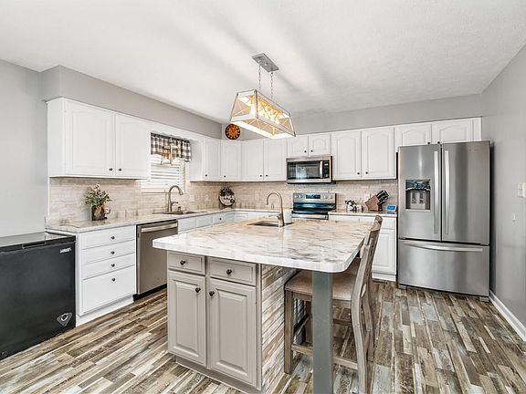 3rd image of 3004 Riverview Ct