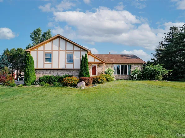 281 Coryell Dr, Oxford, MI 48371