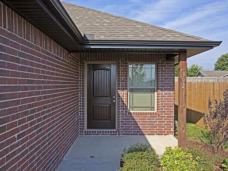 902 SW Crownview St — Photo 2