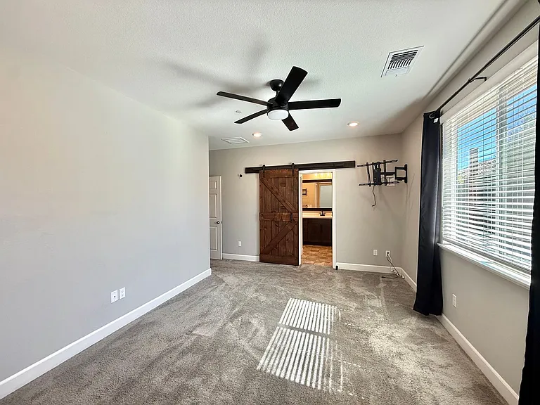 2925 Walker Way — Photo 11