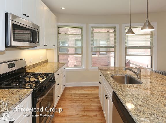 3rd image of 525 W Cornelia Ave APT 01E