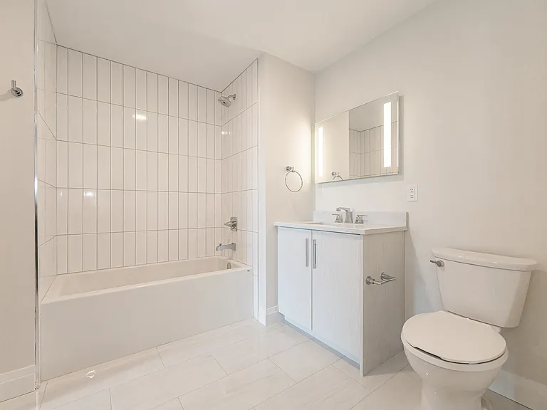 460 Columbia St W — Photo 74