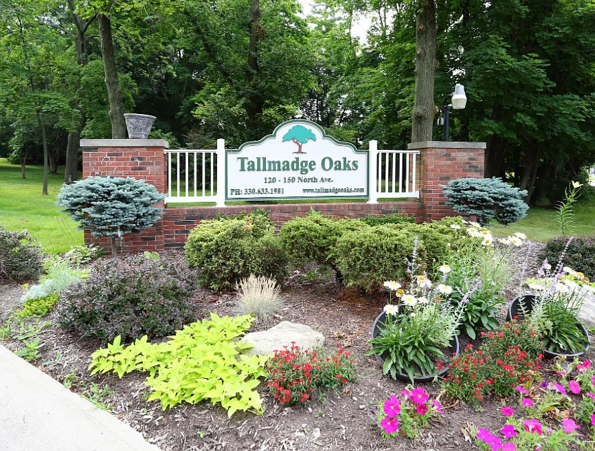 Tallmadge Oaks Apartments — Photo 1