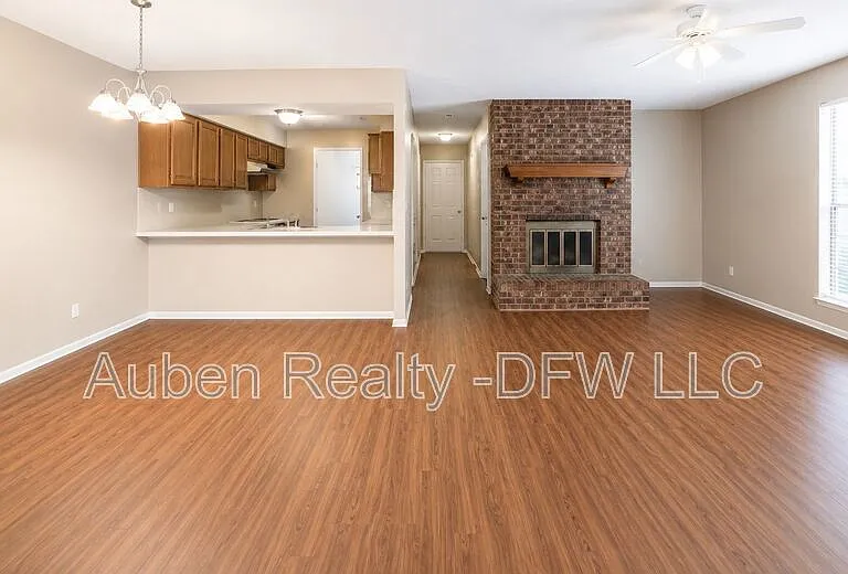1915 Spindletop Dr — Photo 5