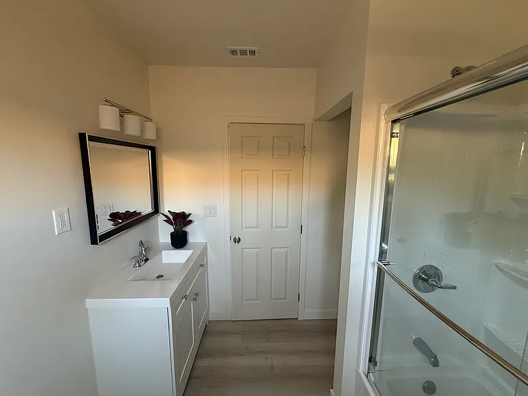 7725 Owensmouth Ave — Photo 11