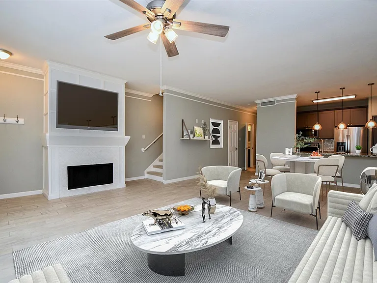 382 Wilcrest Dr — Photo 1