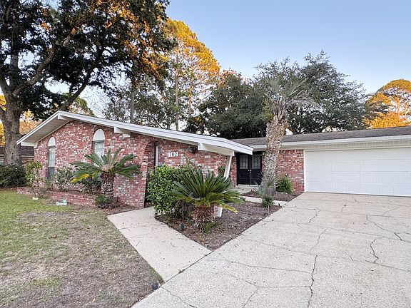 2nd image of 702 Tarpon Ln