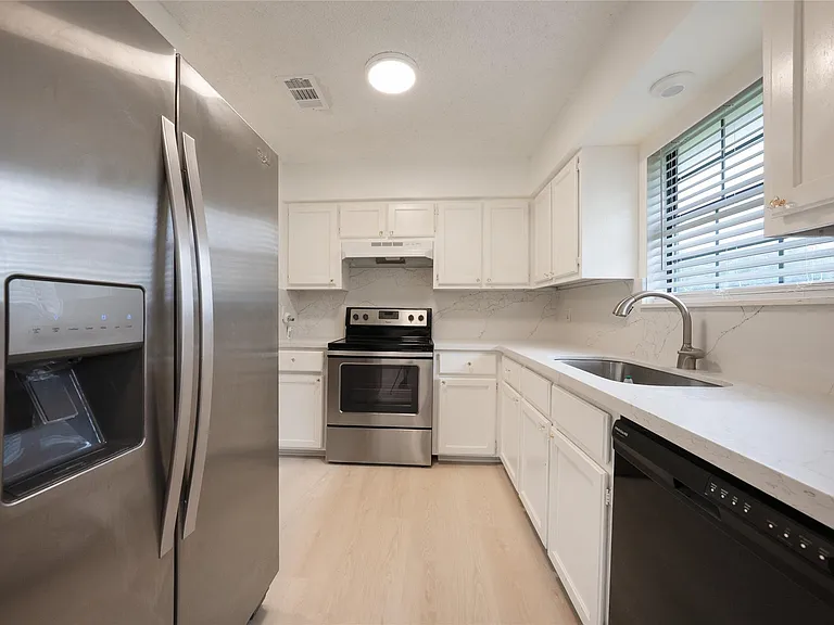1702 Ireland Dr — Photo 7