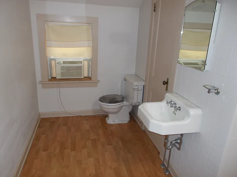 542 Putnam St — Photo 6