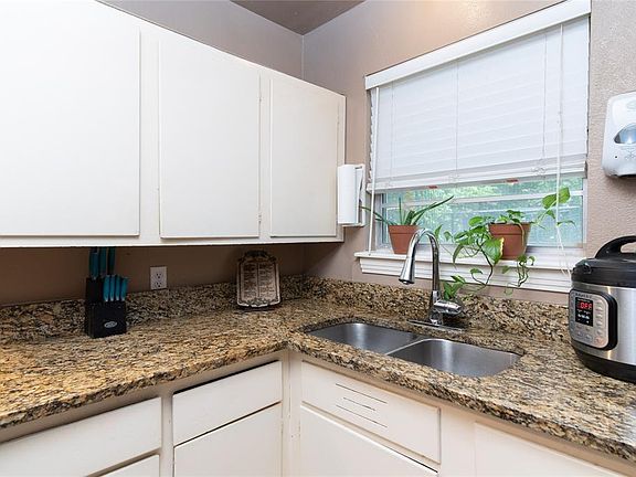 4th image of 616 Jardin Dr
