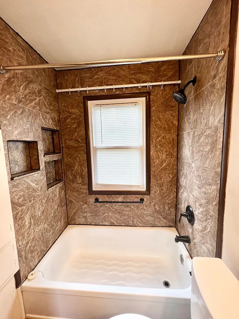 Spacious 2 Bedroom 1 Bath Single Family Home With Central Air- Available Now! — Photo 4