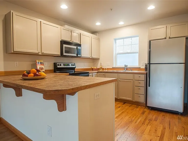 12020 31st Ave NE #B — Photo 3