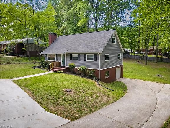 3rd image of 521 Dogwood Cir