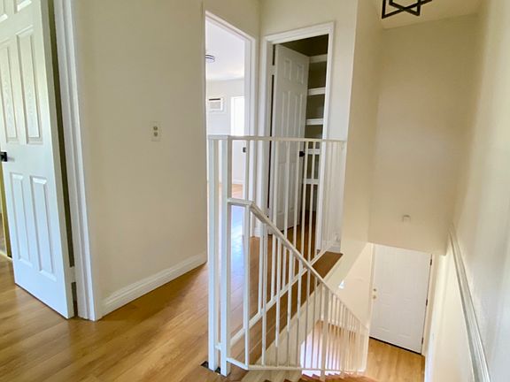 5th image of 2504B Montrose Ave #B