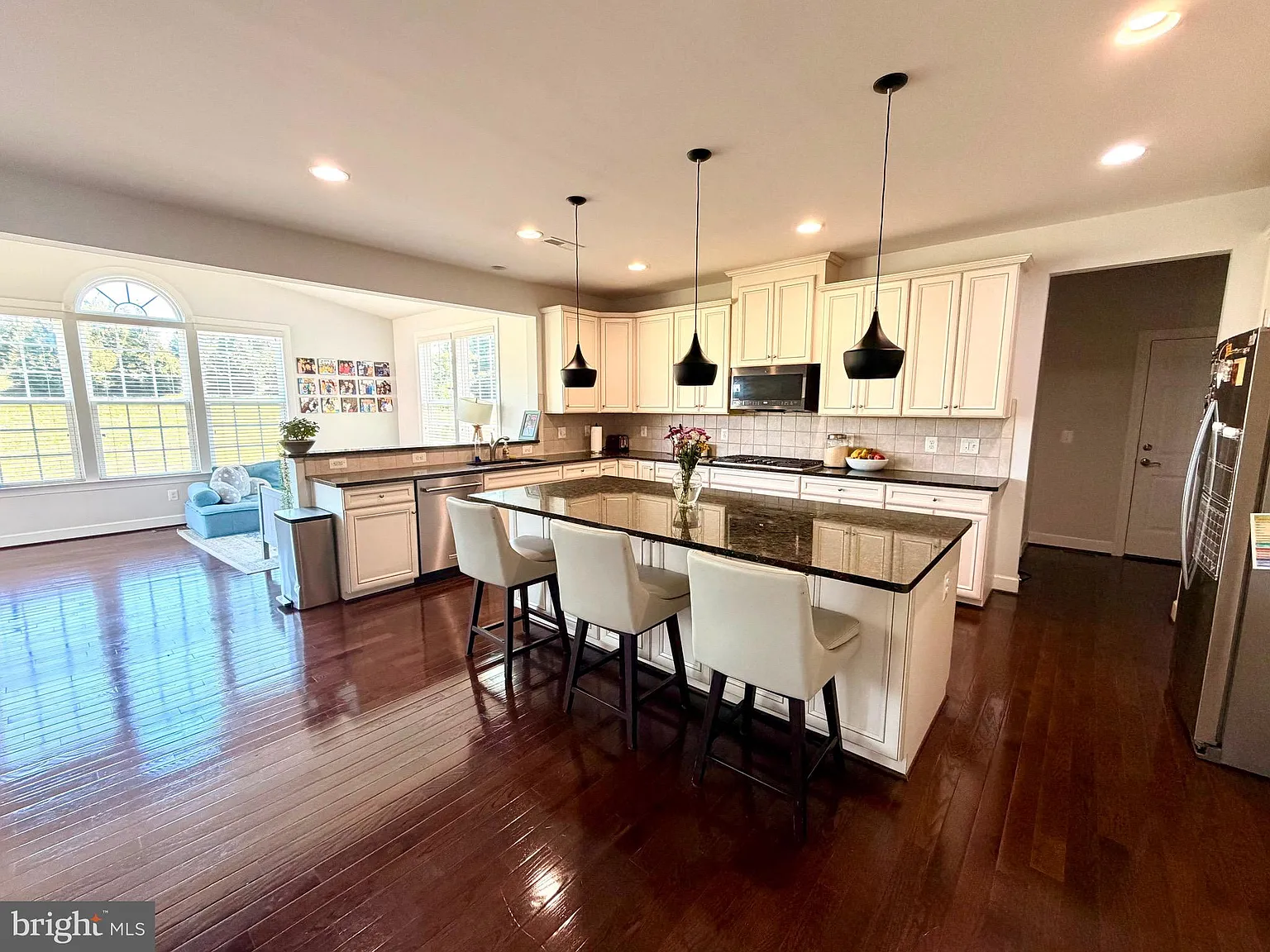 5 bed, 4.5 bath, 6359 sqft, $5,950 — Photo 3