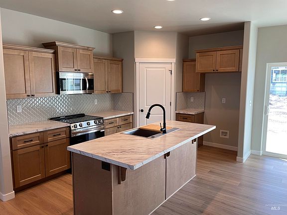 3rd image of 506 Laramie Dr