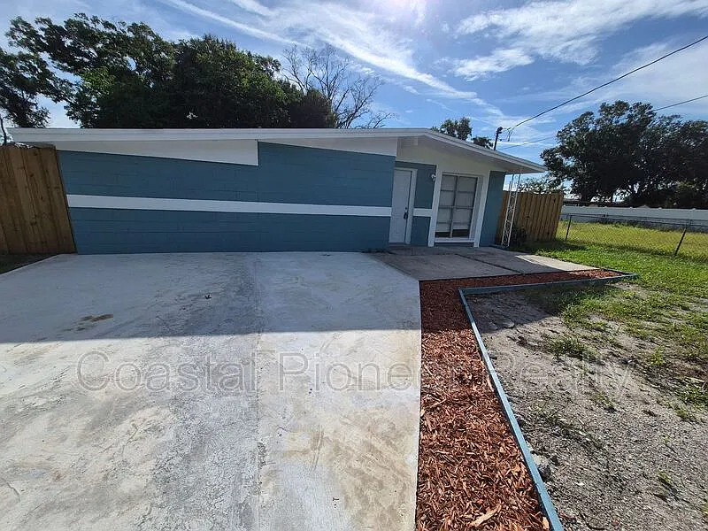 4 bed, 2.0 bath, 1064 sqft, $2,000 — Photo 2