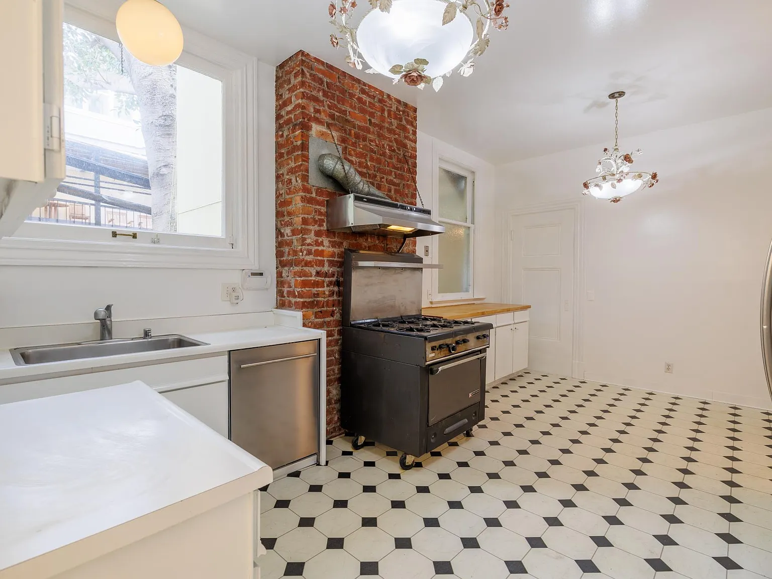 2398 Broadway St — Photo 3