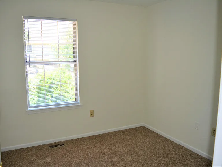 361 Kent Ln — Photo 25