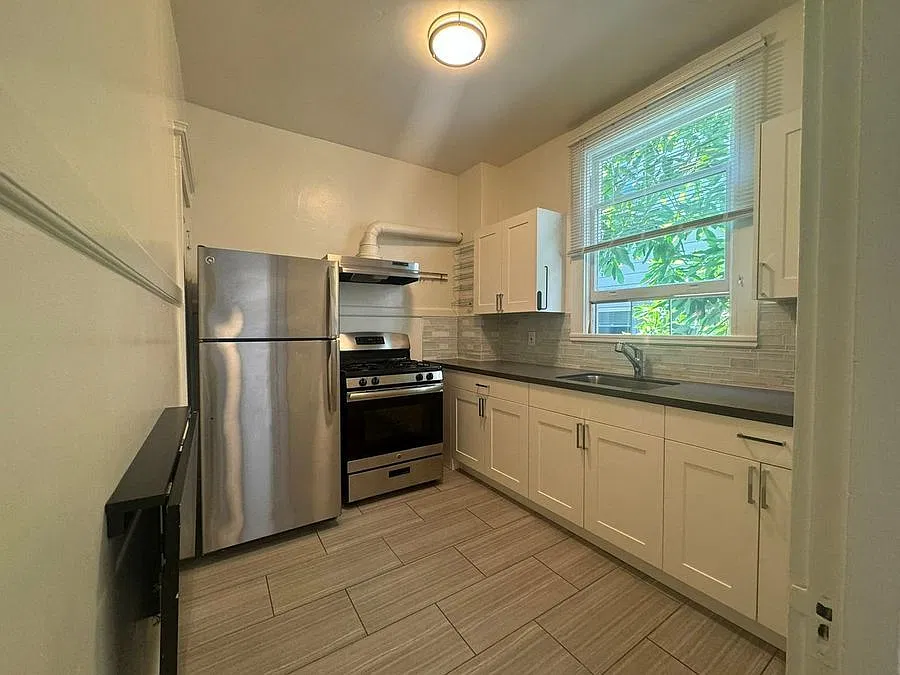 Beautiful Studio with updated kitchen! Lease Today! — Photo 2