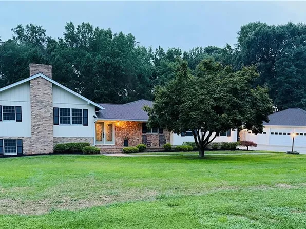 321 Pineview Dr, Mount Airy, NC 27030