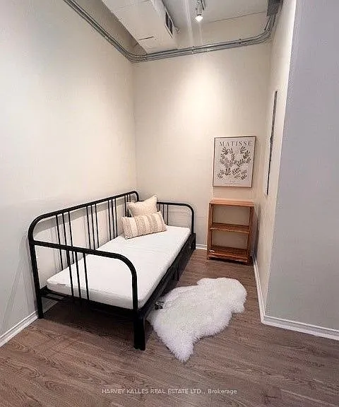 605 Bloor St W #1 — Photo 2