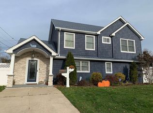 6 Dome Ln, Wantagh, NY 11793