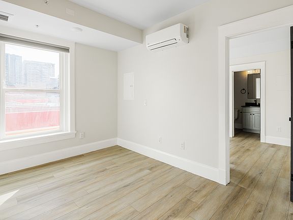 4th image of 1023 N Broadway #304