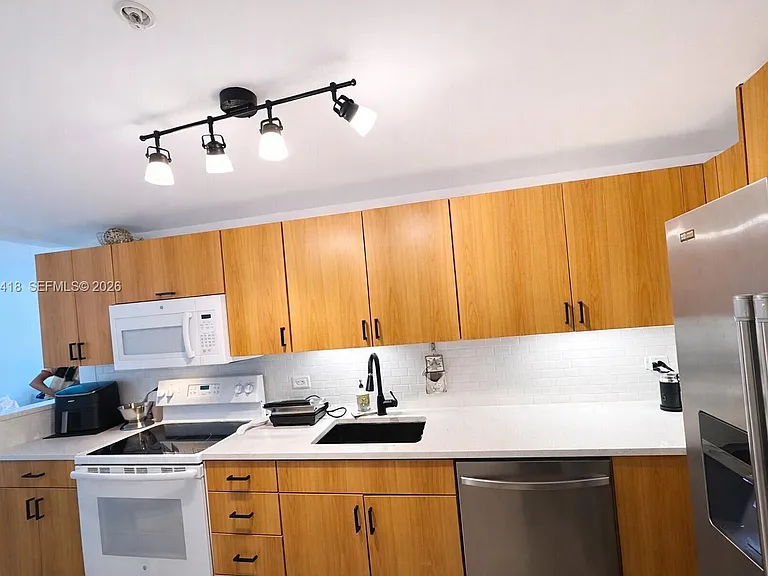 7501 E Treasure Dr #7L — Photo 10
