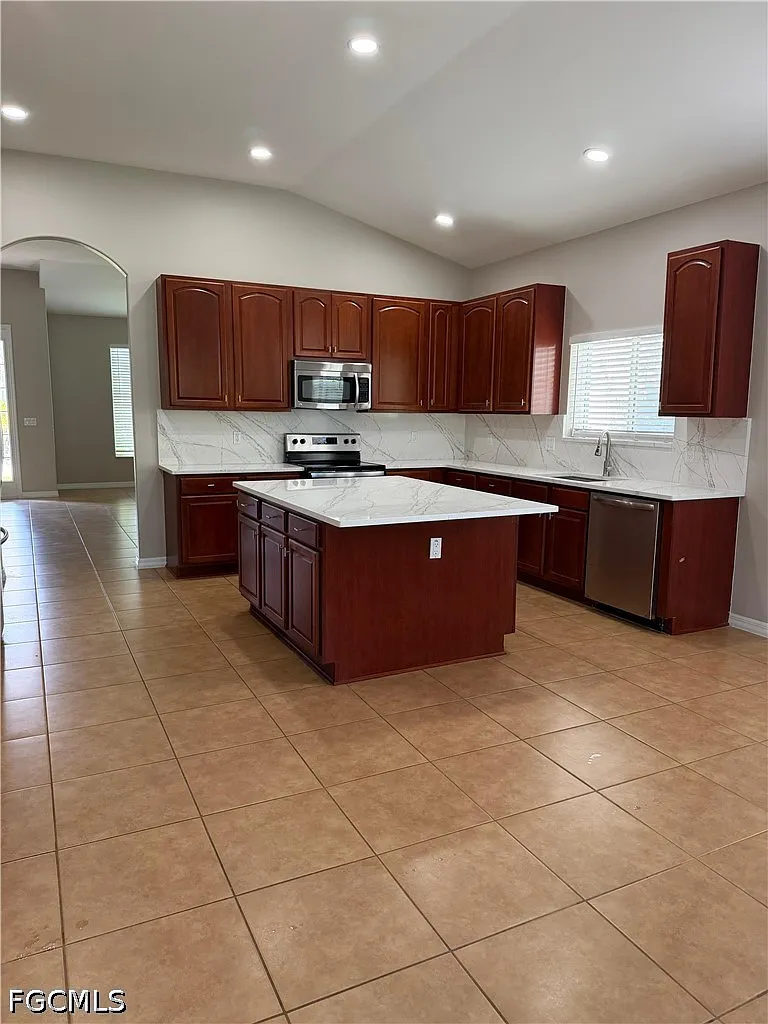 4 bed, 2.0 bath, 2203 sqft, $2,600 — Photo 2