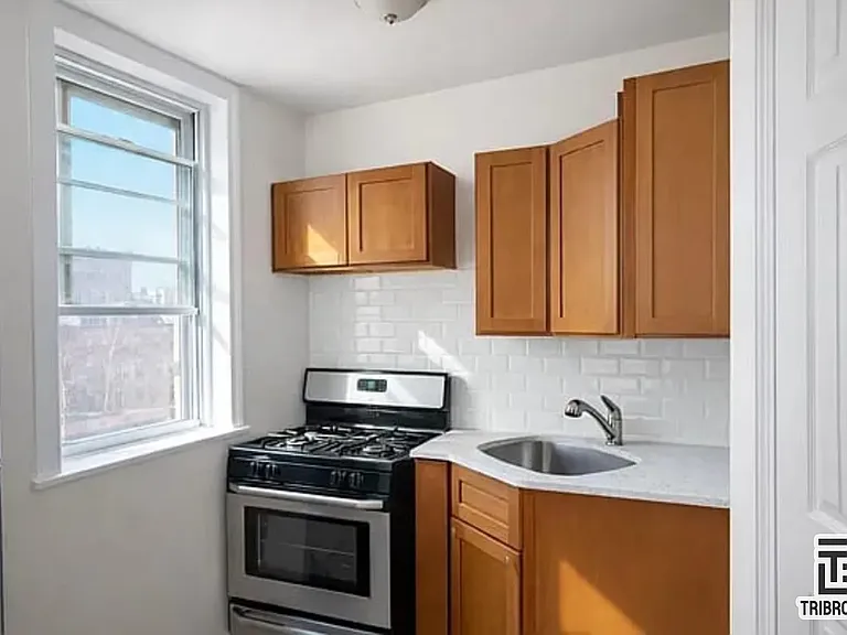 1283 Rogers Ave #3R — Photo 2