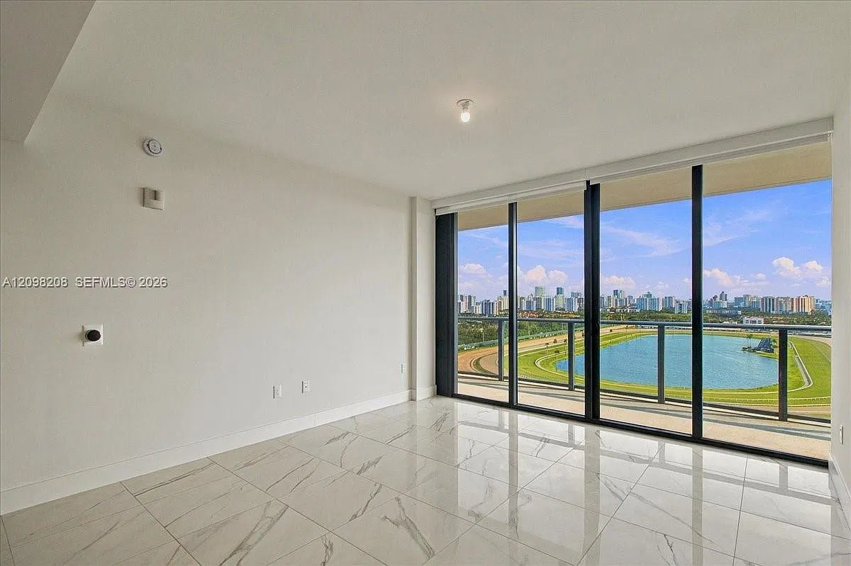 Oasis West — Photo 3