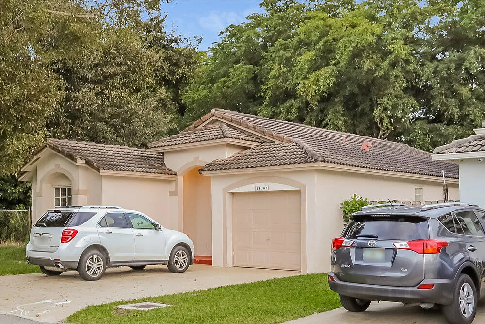 3 bed, 2.0 bath, 1301 sqft, $4,020 — Photo 4