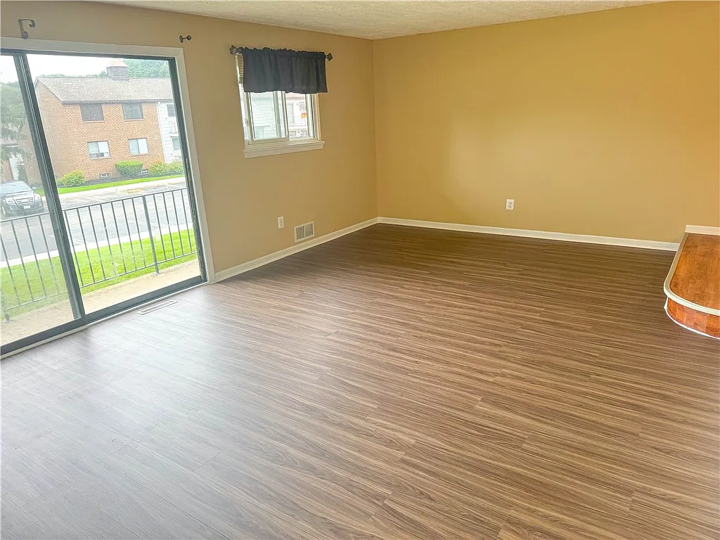 1 bed, 1.0 bath, 880 sqft, $1,600 — Photo 2