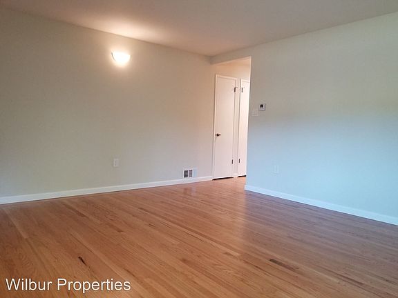 4th image of 298 Waverley St APT 03