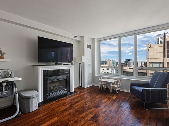 5th image of 33 W Ontario St APT 30H