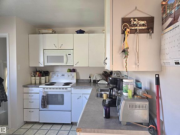 3rd image of 4835 47th St